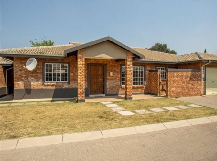 Property #2299953, Townhouse For Sale in Rynfield