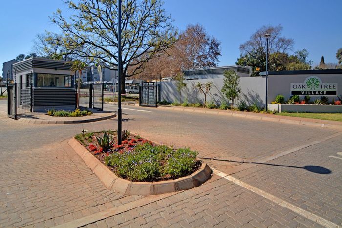 Clubview Apartment For Sale: 2-bed, 2-bath, communal braai area, secure living.