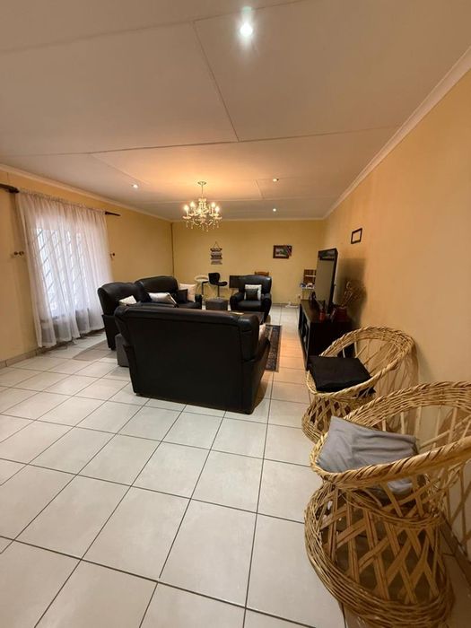 Wanaheda House For Sale: 4 bedrooms, outdoor braai area, and extra rooms.