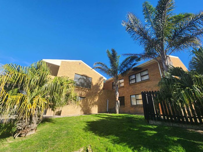 Bayview House For Sale: Beach proximity, spacious living, two flatlets, and outdoor lapa.