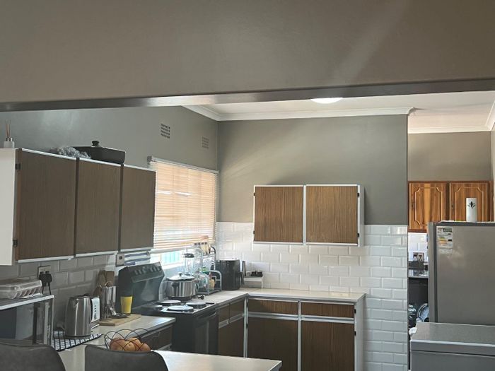 Elandsrand Apartment For Sale: 3 Bedrooms, 24/7 Security, Garage, Close to Amenities.