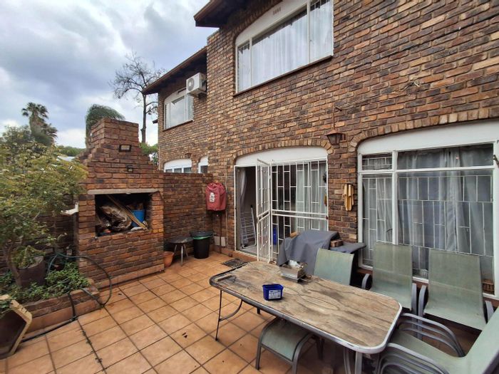 Brackendowns Townhouse For Sale: 3 beds, private garden, pet-friendly, garage.