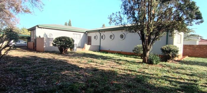 Benoni West House For Sale: 3 Bedrooms, spacious garden, fireplace, great potential.