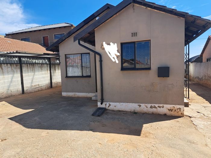 Property #2143188, House for sale in Soweto