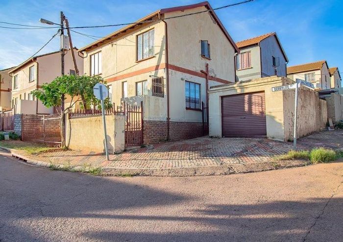 Townhouse For Sale in Lotus Gardens: 2-bed, garage, near shopping and schools.