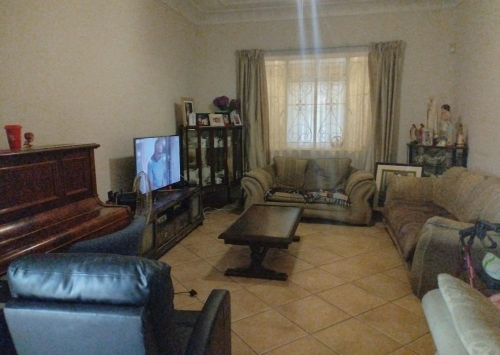Lounge off dining room 