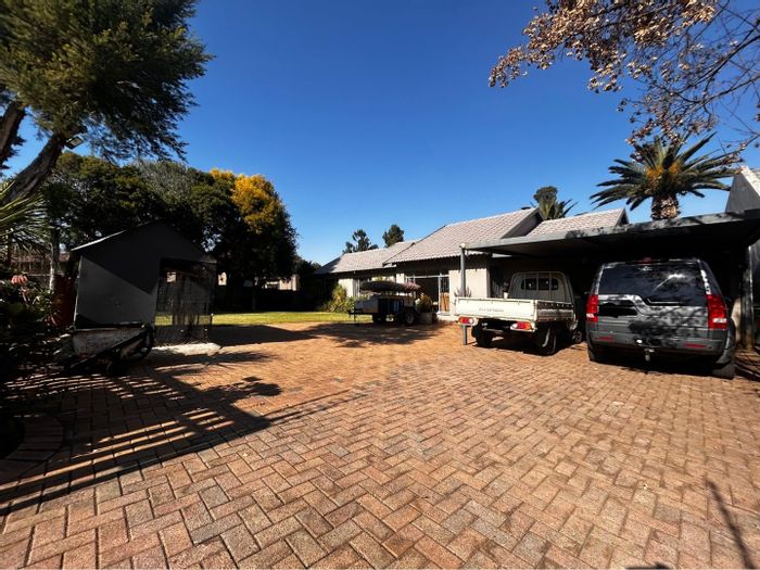 Brackendowns House For Sale: 3 Bedrooms, Pool, Entertainment Spaces, Great Location.