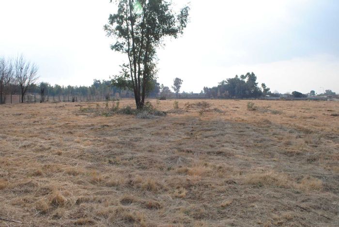 Kliprivier For Sale: 15862 m² vacant land, zoned for 40 residential units.