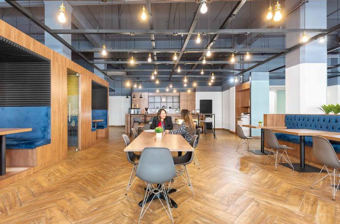 Office to Rent in Cape Town City Centre: Private space, communal areas, vibrant location.