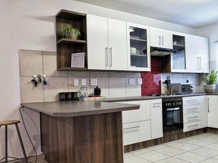 Kleine Kuppe Apartment To Rent: 2 Bedrooms, indoor braai, carport, water included.