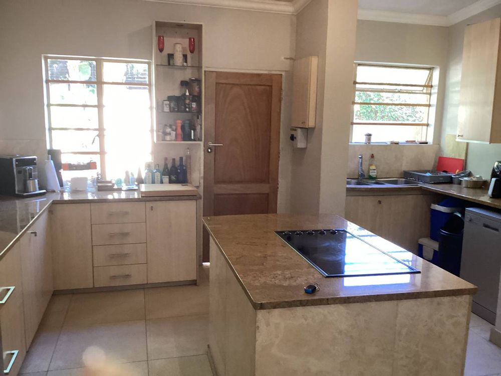 Fourways House To Rent 4 bedrooms, solar pool, spacious gardens
