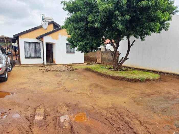 For Sale: House in Vosloorus Ext 5 with 2 bedrooms, carport, and spacious yard.