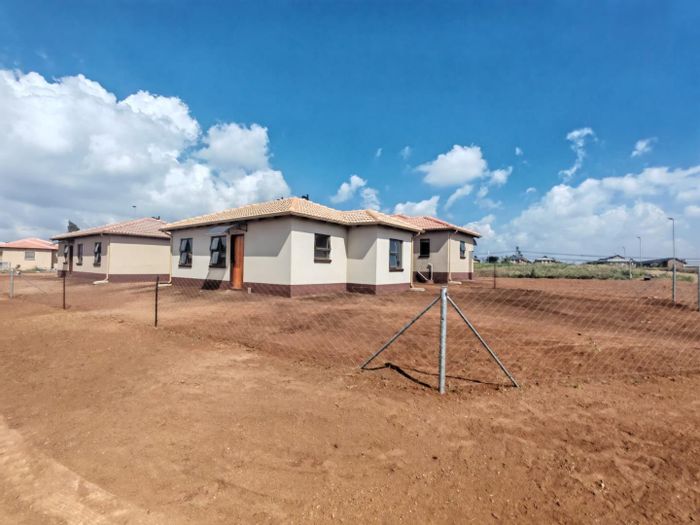 Dawn Park House For Sale: 2 beds, garage, green spaces, near schools and shops.