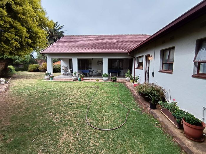 For Sale: 5-Bedroom House in Brackendowns with spacious garden and double garages.