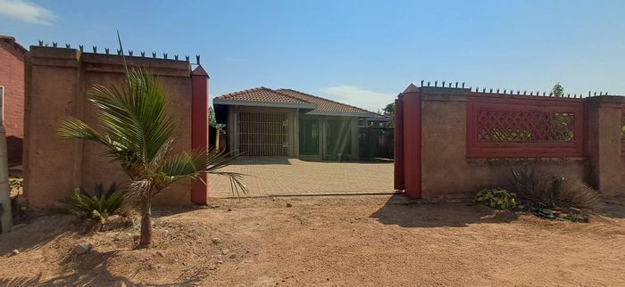 House for Sale in Soshanguve Ext: 2 Bedrooms, Near Schools and Amenities.