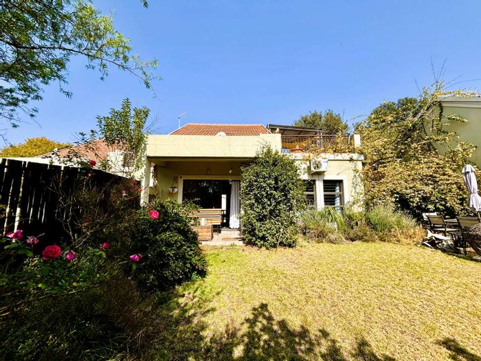 Cluster For Sale in Broadacres AH: 2 beds, garden, pool, pet-friendly.