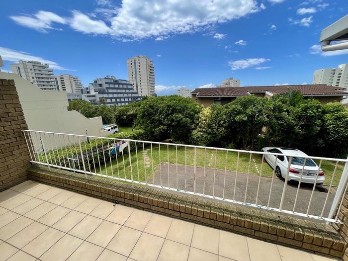 Umhlanga Rocks Central Townhouse To Rent: 3 beds, air conditioning, private patio, parking.