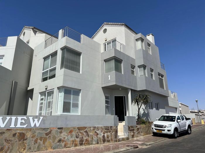 Long Beach Townhouse For Sale: 3 Bedrooms, Sea Views, Indoor BBQ, Entertainment Area.