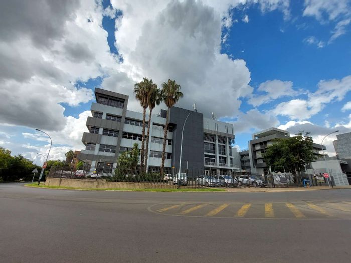 Office To Rent in Bedfordview Central: 110 sqm, private offices, easy access.