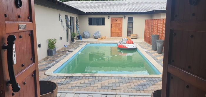 For Sale: House in Modimolle Rural with pool, pet-friendly yard, and electric fence.