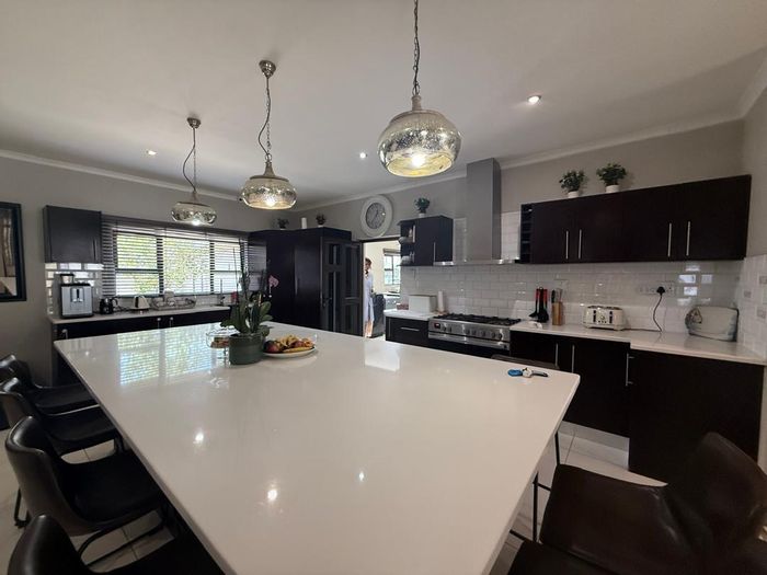 Kleine Kuppe House For Sale: Spacious living, rental flat, salon space, double garage.