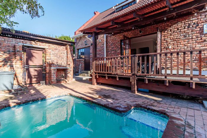 For Sale: 3-bedroom townhouse in Broadwood with pool, deck, and pet-friendly amenities.