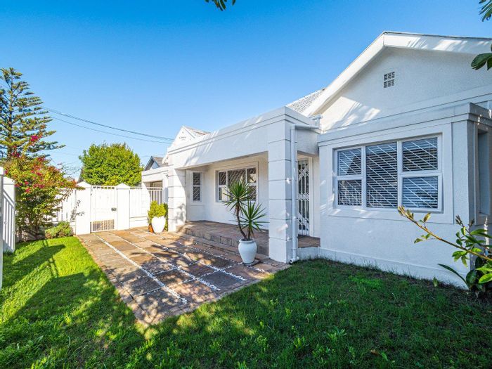Rondebosch East House For Sale: 5 beds, pool, cottage, secure neighborhood.