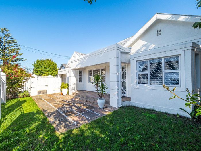 Rondebosch East House For Sale: Open-plan living, en suite bedrooms, separate cottage.