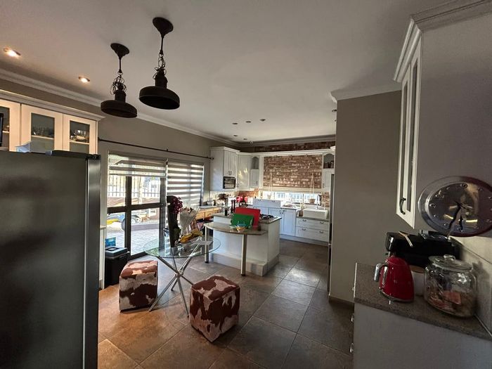 Auasblick House For Sale: 3 Bedrooms, Pool, Office, Flatlet, 5 Parking Spaces.