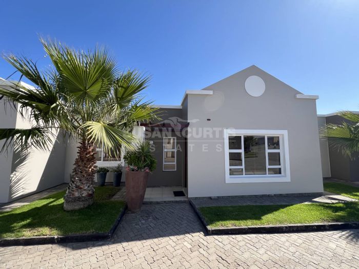For Sale: Long Beach Townhouse with 2 Bedrooms, BBQ Area, and Private Courtyard.