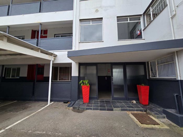 Spacious Newton Park apartment to rent with private balcony and open parking.