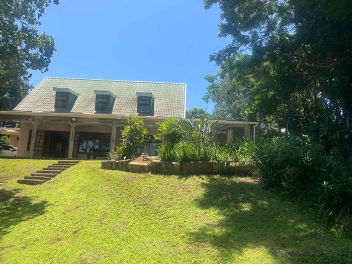 Crestview House For Sale: 4 Bedrooms, 2 Kitchens, Spacious Garden, Close to Amenities.