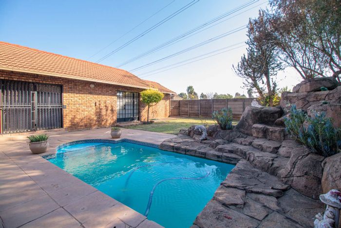 Dersley House For Sale: 4 Bedrooms, Pool, Study, Bar Area, Ideal for Entertaining