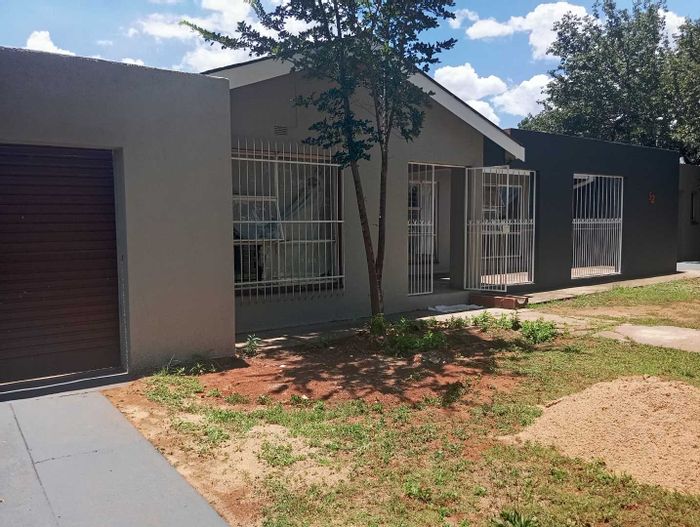House for Sale in Vanderbijlpark Central West 1: 3 beds, study, double garage.