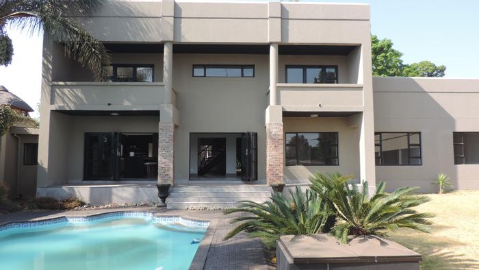 Garsfontein House For Sale: Spacious living, garden braai area, versatile flatlet.