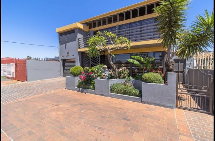 For Sale: Spacious 4-Bedroom House in Lenasia Ext 2 with Entertainment Area and Security.