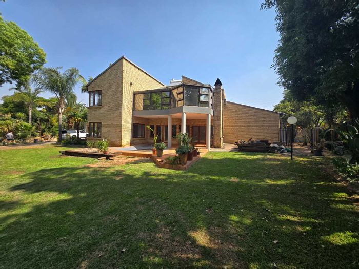 House To Rent in Raslouw: 4 bedrooms, pool, braai area, balcony access.