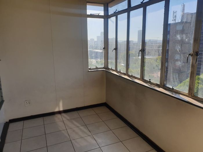 For Sale: 1-bedroom apartment in Pretoria Central with security, parking, and city views.