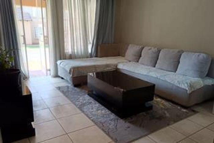 For Sale: Meredale Townhouse with 3 beds, communal amenities, and easy access.