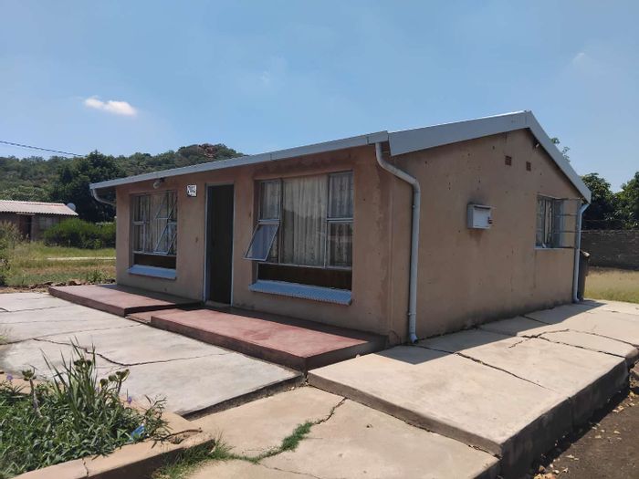 For Sale: House in Ga-Rankuwa, ideal for student accommodation, large 910 sqm yard.