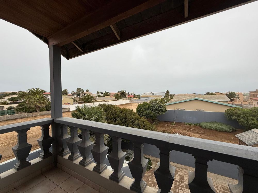 Second lounge with balcony