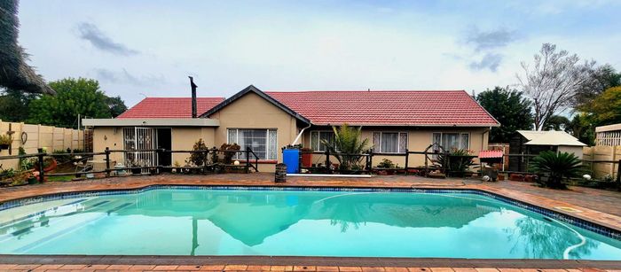 For Sale: 4-Bedroom House in Verwoerdpark with Pool, Lapa, and Bachelor Flat.