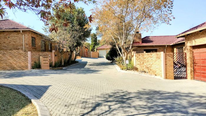 Craigavon Townhouse For Sale: Spacious 3-Bedrooms, Pool, Double Garage, Near Fourways Mall