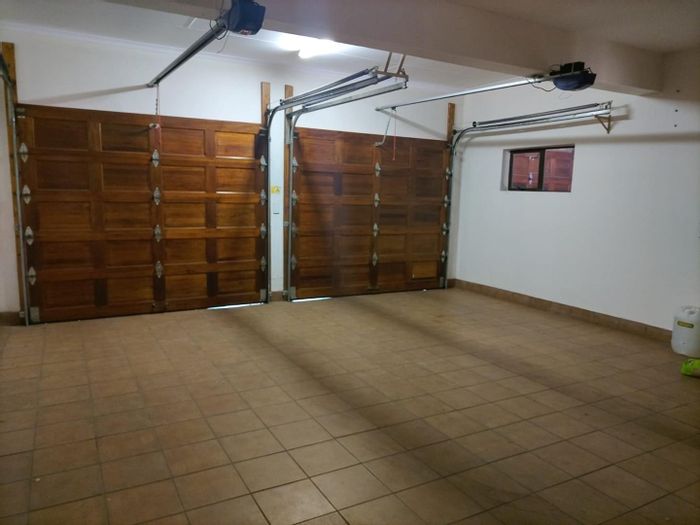 Five-bedroom house for sale in Ninapark with pool and triple garages.