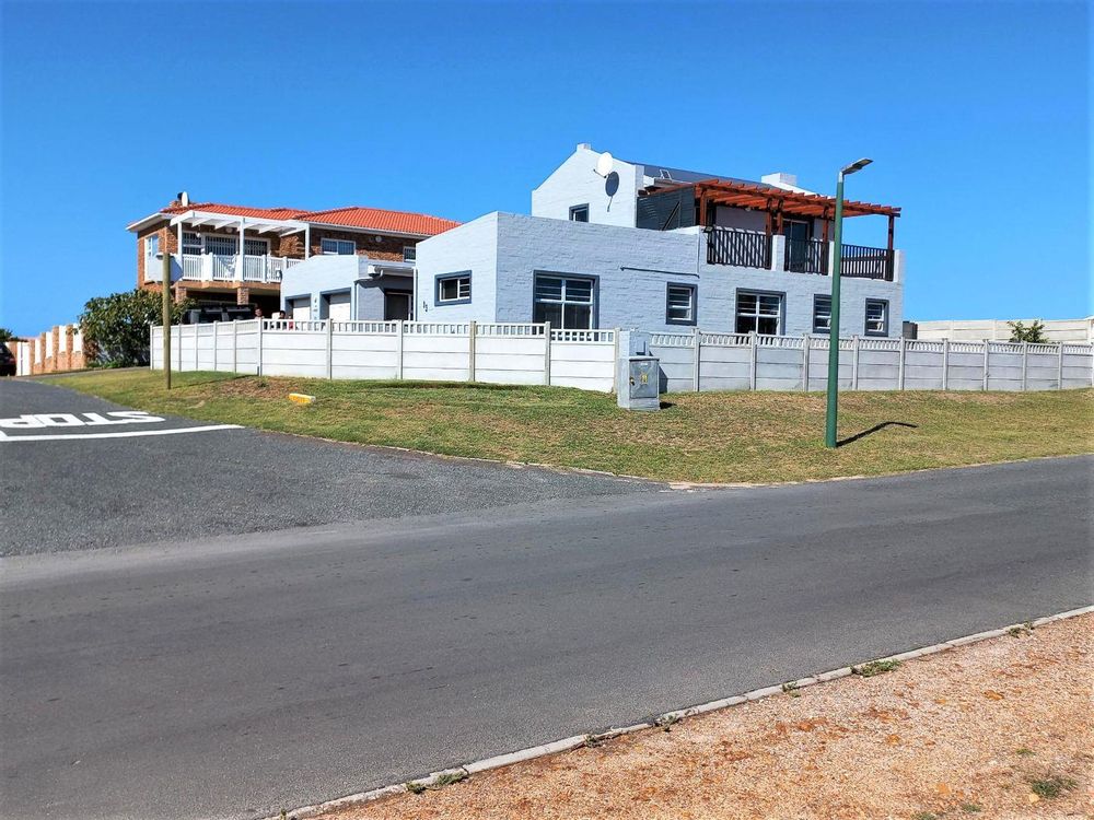 Other upmarket Houses on the other corner across the Street from us.  Permanent Mountain View.