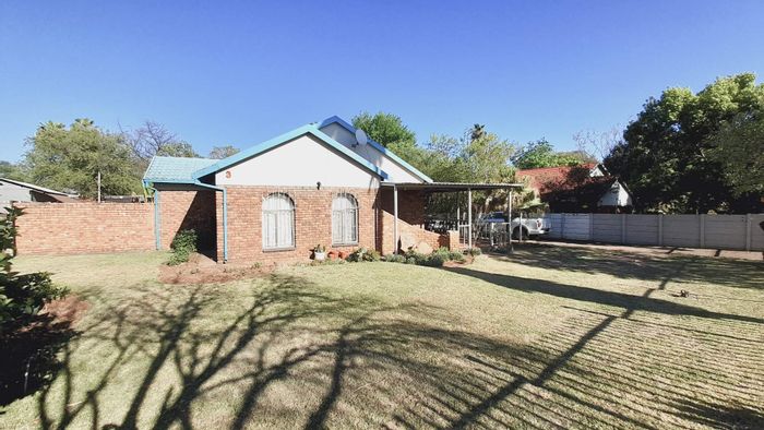 For Sale: House in Ifafi with pool, lapa, and rental income potential.
