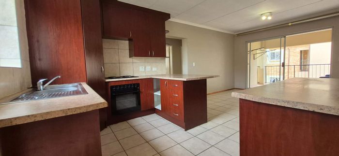 North Riding Apartment To Rent: Spacious layout, pool access, and secure parking.