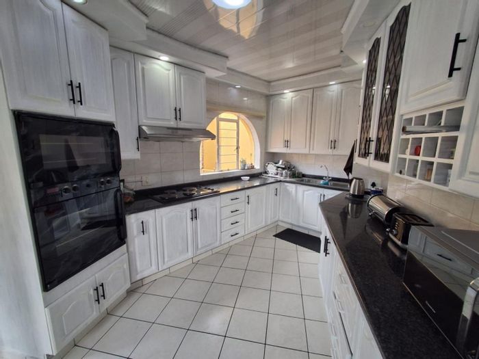 For Sale: Spacious Bassonia House with pool, bar, and four garages.