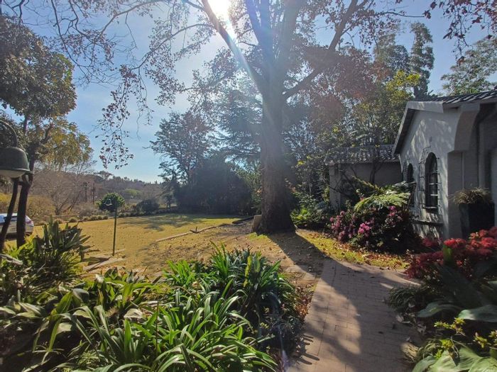 Ferndale Cluster To Rent: 1-bed cottage, private garden, pool access, prepaid electricity.