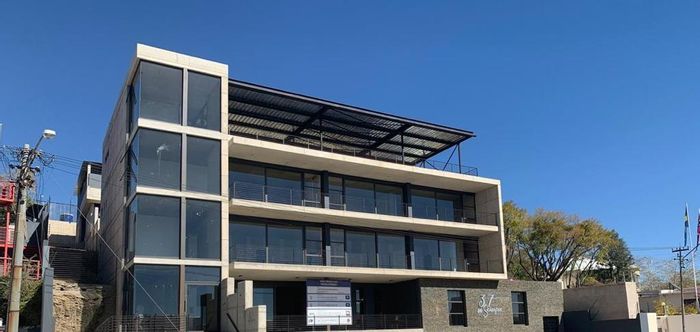 Klein Windhoek Office To Rent: Ground floor, open-plan, boardroom, kitchenette, 4 parking bays.